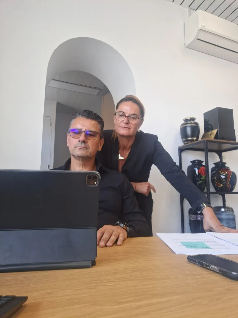 Conseillers funéraires travaillant ensemble sur bureau équipé d'une tablette.