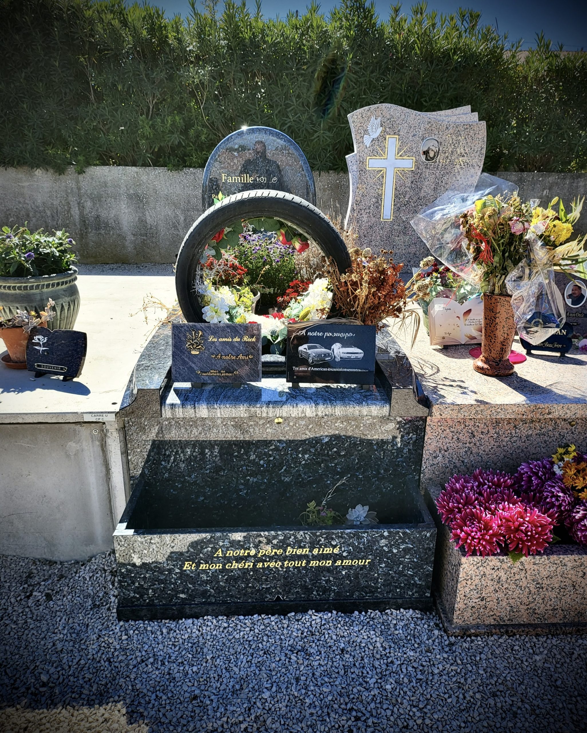 fleurs dans un vase dans un cimetiere