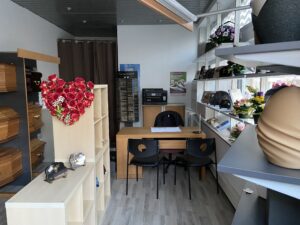 bureau accueil dans magasin funeraire