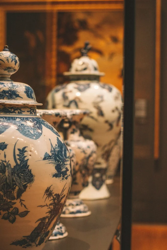 Urnes funéraires en porcelaine blanche décorées de motifs bleus traditionnels.