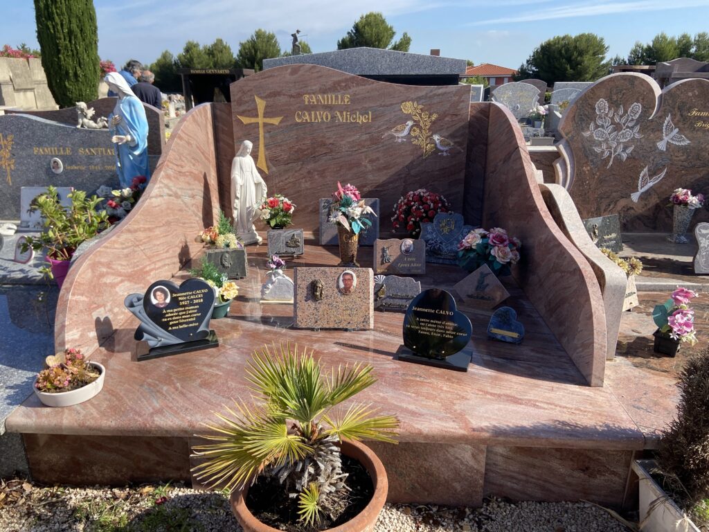 plaques et vases dans cimetiere