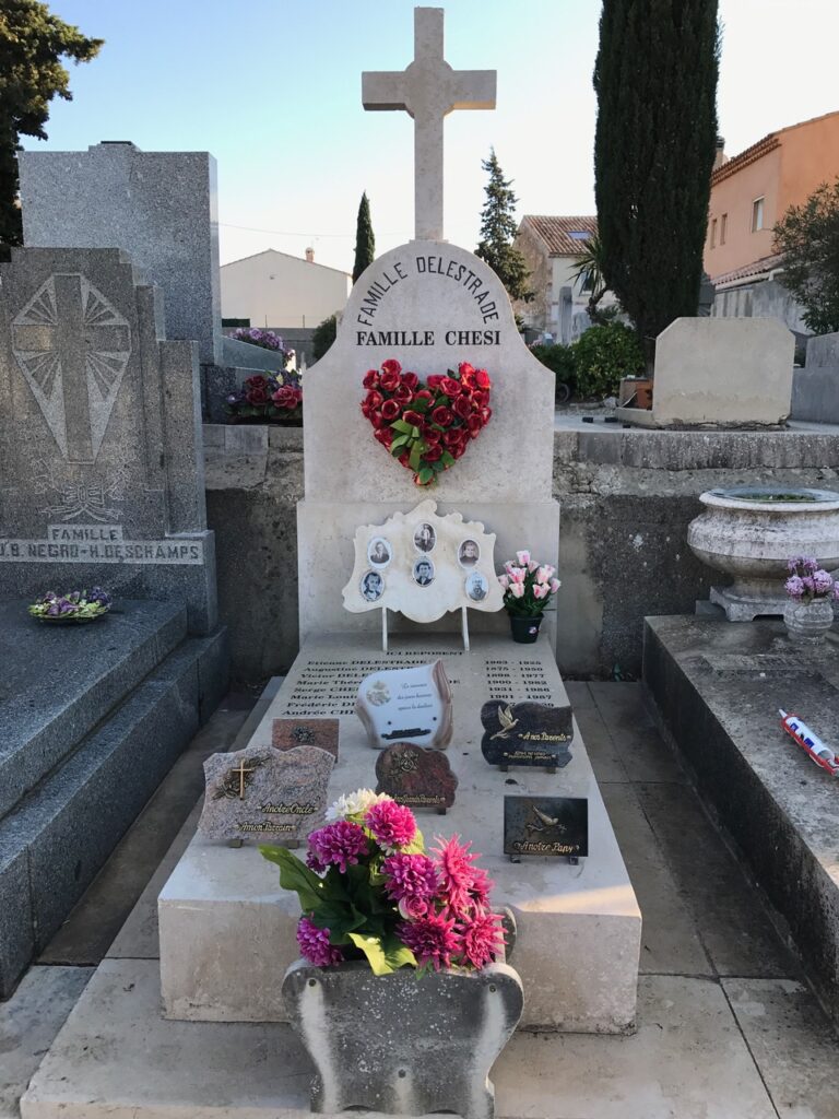 plaques et vases dans cimetiere